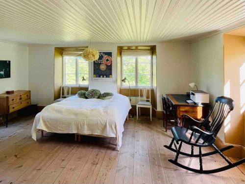 Lime stone house, walking distance to ocean &beach in Burgsvik