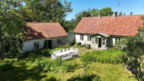 Lime stone house, walking distance to ocean &beach in Burgsvik