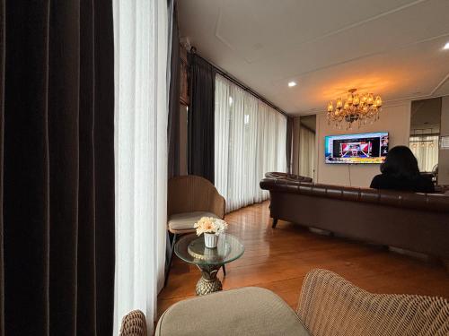 Zona de TV/saló-bar comuns, POSHTEL 56 in Bangkok Riverside
