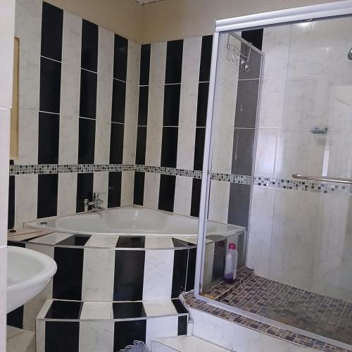 Spacious Executive Stay in Waterford Park - image 5