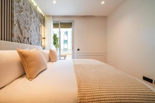 CFC Hidden Gem with Double terrasse GYM & Parking - image 3