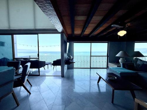 Oceanfront 2BR Loft Fast WiFi Views