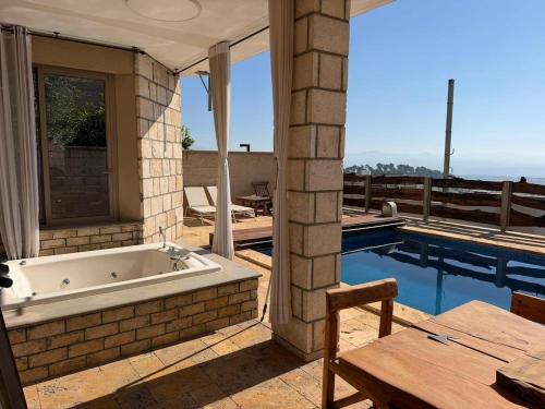 Bassein, Villa Elfandari in Hatzor Haglilit