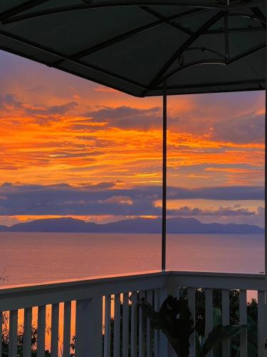 The Sunset Suite Panoramic Sea Views in Si Kao