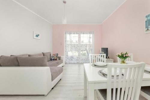 Komfortowy Apartament z Tarasem Blisko Plaży z Dodatkowymi Udogodnieniami w Pobierowie by Noclegi Renters - image 3