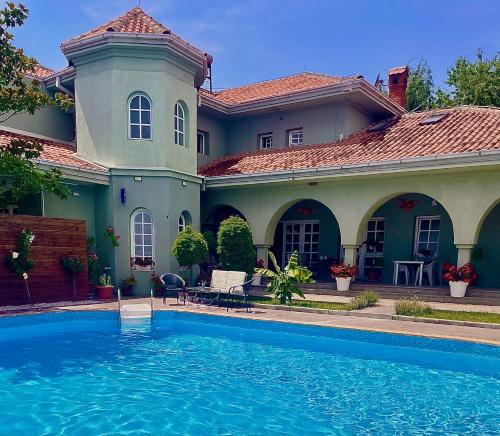 SUNNY HOUSE APARTMENTS WITH an OUTDOOR POOL AND FREE PARKING - Veles