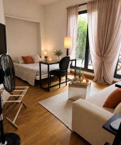 Appartement calme et lumineux dans immeuble de standing - Jardin sur les toits - Ascenseur - Climatisation mobile - Parking privé payant sous réserve de disponibilité - Quiet flat with elevator and private garden in old town