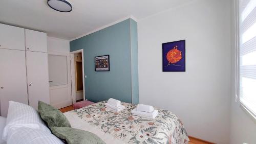 Cozy City Centre Apartment with Free Parking - image 5