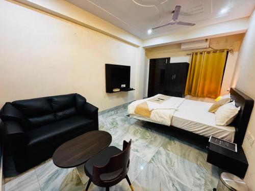 The Aura Grand Hotel and Cafe photo 2
