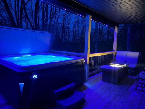 Hot Tub Cabin Fire Pit Private Retreat Sleeps 8