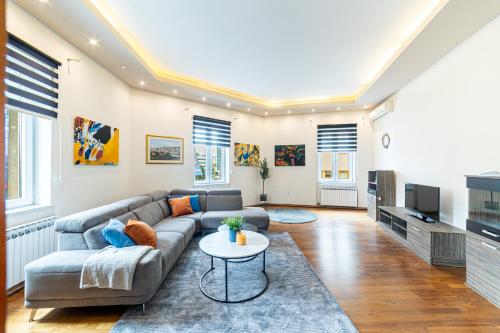 Avant-Garde Central 2 BDR Apartment next to SCC Shopping Mall