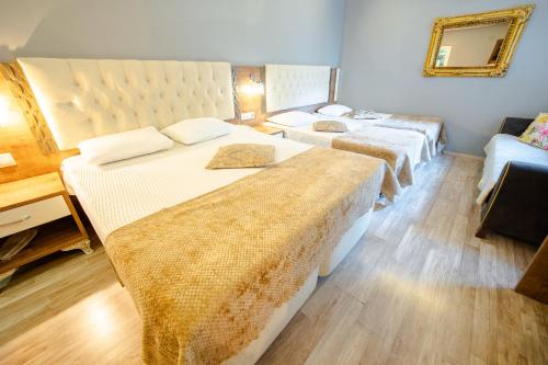 1 queen bed, 2 twin beds