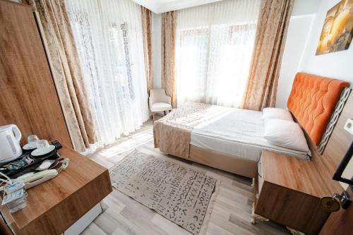 1 queen bed, 1 twin bed