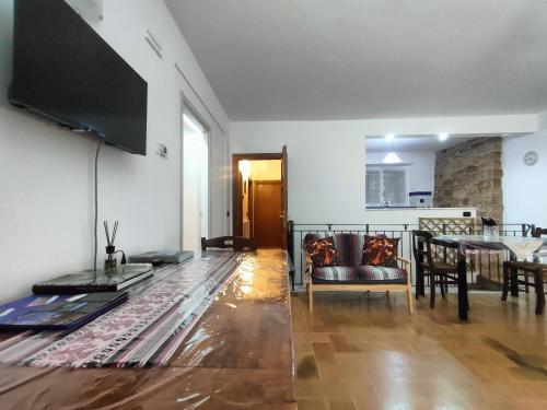 All'Ombra di Santa Chiara by MyAssisiSuite - Vicino a San Carlo Acutis - Dormi in una Casa del '400 - 140 mq RARO PIANO TERRA - 4 Veri Letti Matrimoniali Zero Divani Letto - LIVE CHECK-IN No Key Box 3 Real Beds Jacuzzi - Mówimy po polsku - image 4