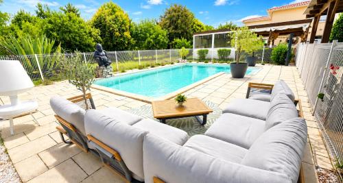 Petite maisonnette avec accés piscine