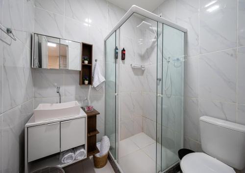 Bathroom, Apartamento Completo 600m Shopping Sulacap CEFAP Vila Militar Wi-Fi e Ar-condicionado in Realengo
