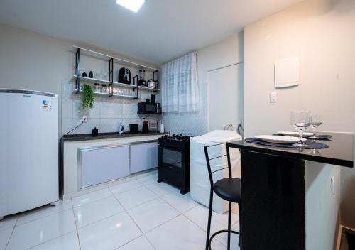 Kitchen, Apartamento Completo 600m Shopping Sulacap CEFAP Vila Militar Wi-Fi e Ar-condicionado in Realengo