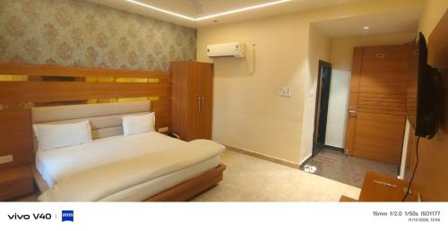 Shri Laxmi Inn Hotel & Restaurant in Orai