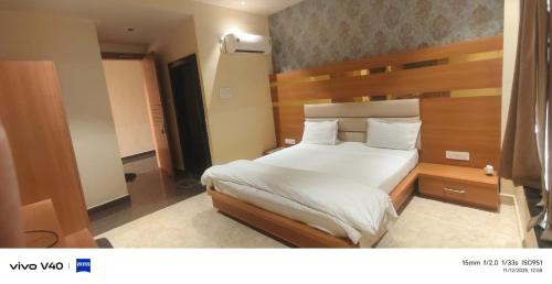 Shri Laxmi Inn Hotel & Restaurant in Orai