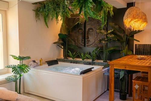 Suite Uluwatu - Spa, Cinéma & Ambiance tropicale