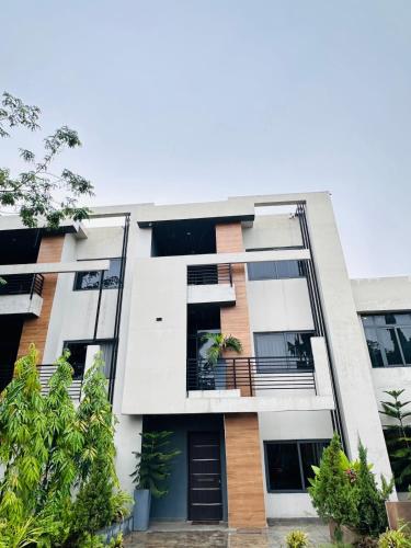 Exclusive 4BDR Villa in Prime Location with Ample Parking Spaces Plus Fast Wi-Fi - image 4