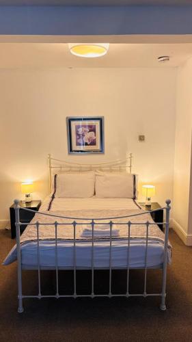 Private Ensuite Room with Bay Window, Free Parking and Fast WiFi - Sheffield