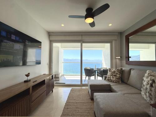 Oceanfront Condo 500Mbps WiFi & Desk