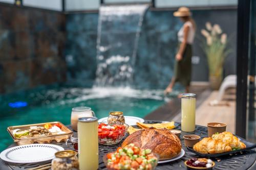 Ēdiens un dzērieni, Naomi Boutique Suites in Netu'a
