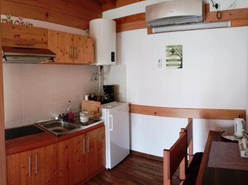 Kitchen, LA LIVADA in Valea Danului