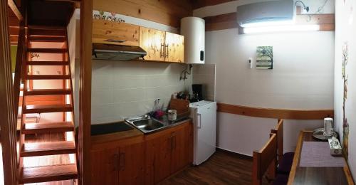Kitchen, LA LIVADA in Valea Danului