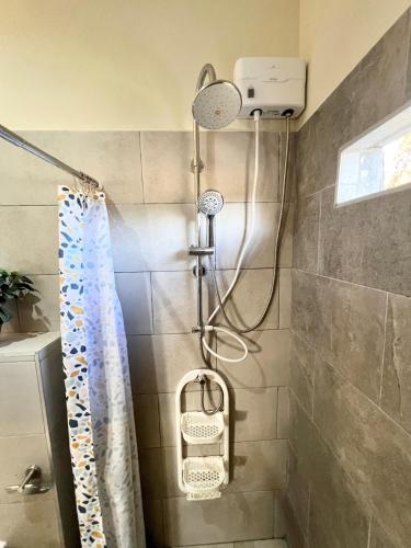 Centrally-Located Tropical Garden Studio in คูราเคา