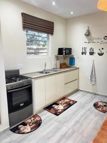 Centrally-Located Tropical Garden Studio in คูราเคา