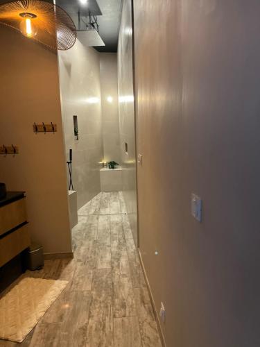 Suite Spa Privatif Jacuzzi & Cinéma (Suite Spa Privatif Jacuzzi & Cinema) in Gignac