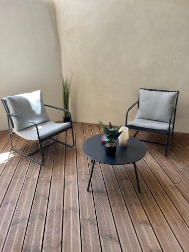 Suite Spa Privatif Jacuzzi & Cinéma (Suite Spa Privatif Jacuzzi & Cinema) in Gignac