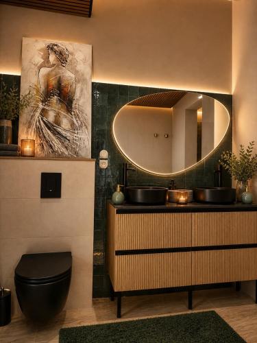 Suite Spa Privatif Jacuzzi & Cinéma (Suite Spa Privatif Jacuzzi & Cinema) in Gignac