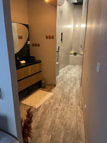 Suite Spa Privatif Jacuzzi & Cinéma (Suite Spa Privatif Jacuzzi & Cinema) in Gignac