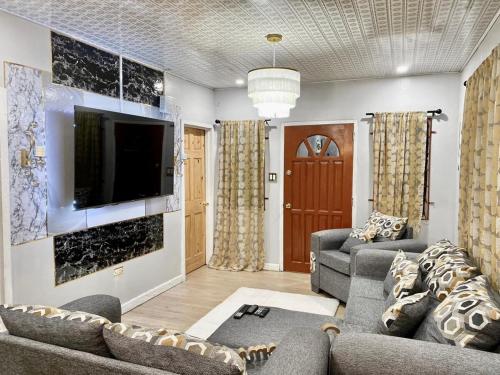 Stylish 3 BR in the Heart of Guyana