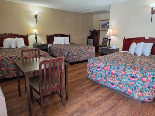 1 queen bed, 2 double beds