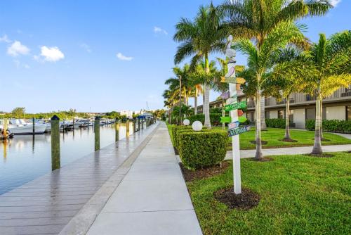 Studio, kitchenette, pool & Tiki Bar 2