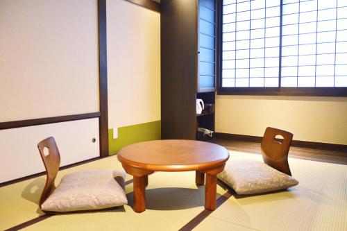 Matsubaya Ryokan Stop at Matsubaya Ryokan to discover the wonders of Kyoto. The hotel offers a high standard of service and amenities to suit the individual needs of all travelers. All the necessary facilities, includ