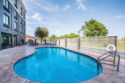 Piscina, Comfort Inn & Suites Clearwater South in Pinellas Park (FL)