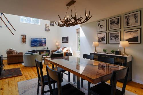 Mountain View Family Cabin, Pet Friendly and Hot Tub in Blue River