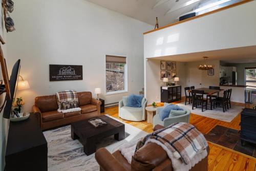 Mountain View Family Cabin, Pet Friendly and Hot Tub in Blue River