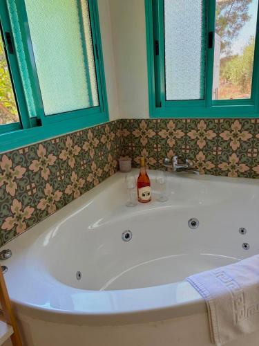 Hot tub, בקתה במטע בגולן in Eliad