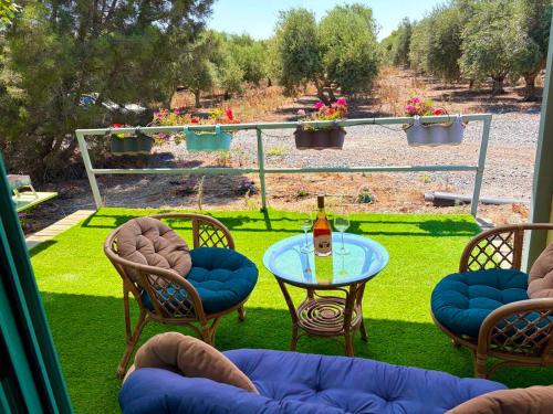 Balcony/terrace, בקתה במטע בגולן in Eliad