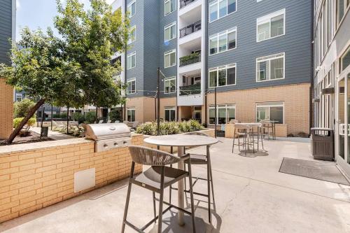 Riverwalk Penthouse Skyline Views RSV Parking Pet Friendly Free parking - image 3