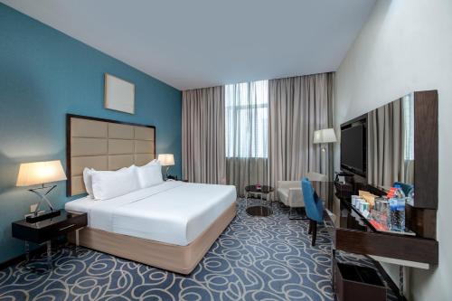 Ramada By Wyndham Abu Dhabi Corniche Room Type - 1 King Bed, Mobility Hearing Accessible Room, Roll-In Shower, Non-Smoking