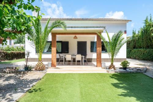 Villa with garden next to the beach