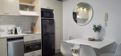 Immaculate 2BDR Central City Chic Apartment - image 2