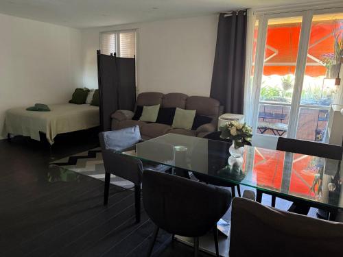 Rental in a private residence with balcony and free parking, close to all types of transport and six minutes from the city center, Nice